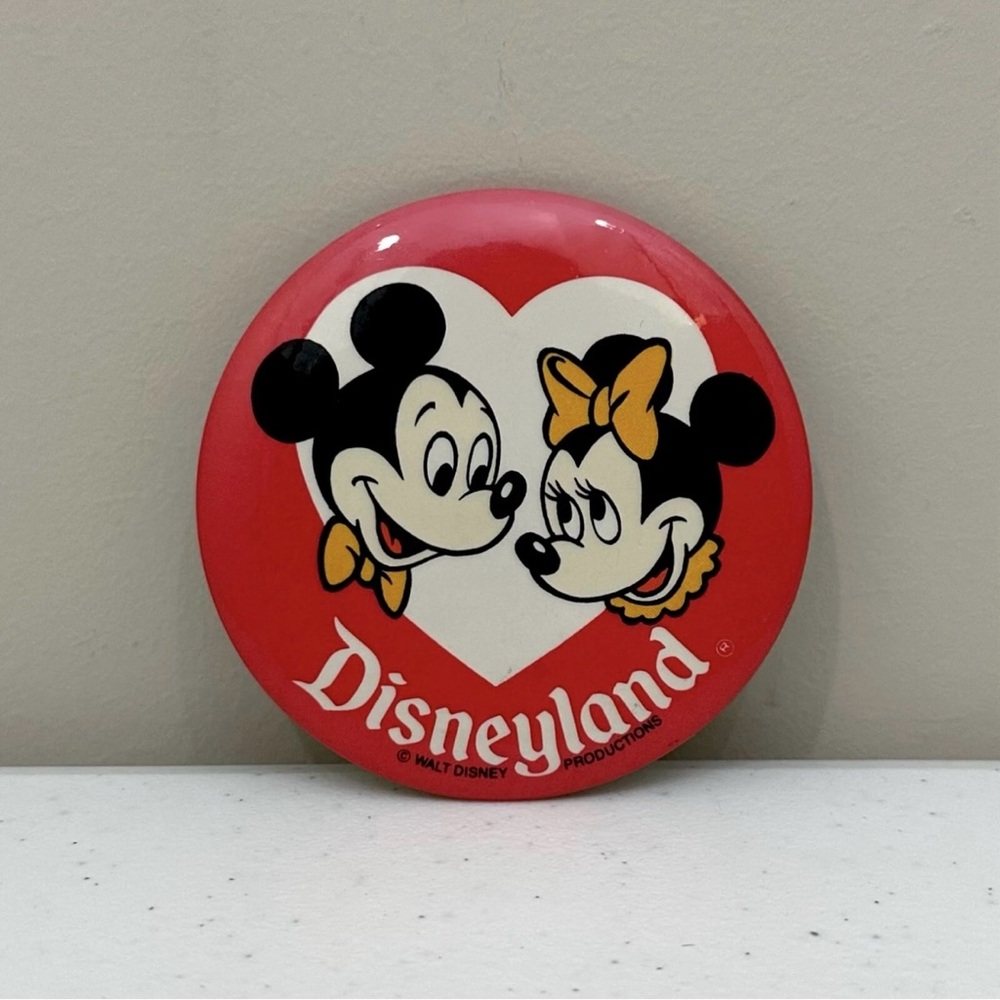 Vintage Disneyland Mickey Minnie Valentine’s Visitors Souvenir Pin Back Button